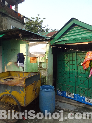 ৪ শতক জায়গা ২টি ঘর ৫টি দোকান
